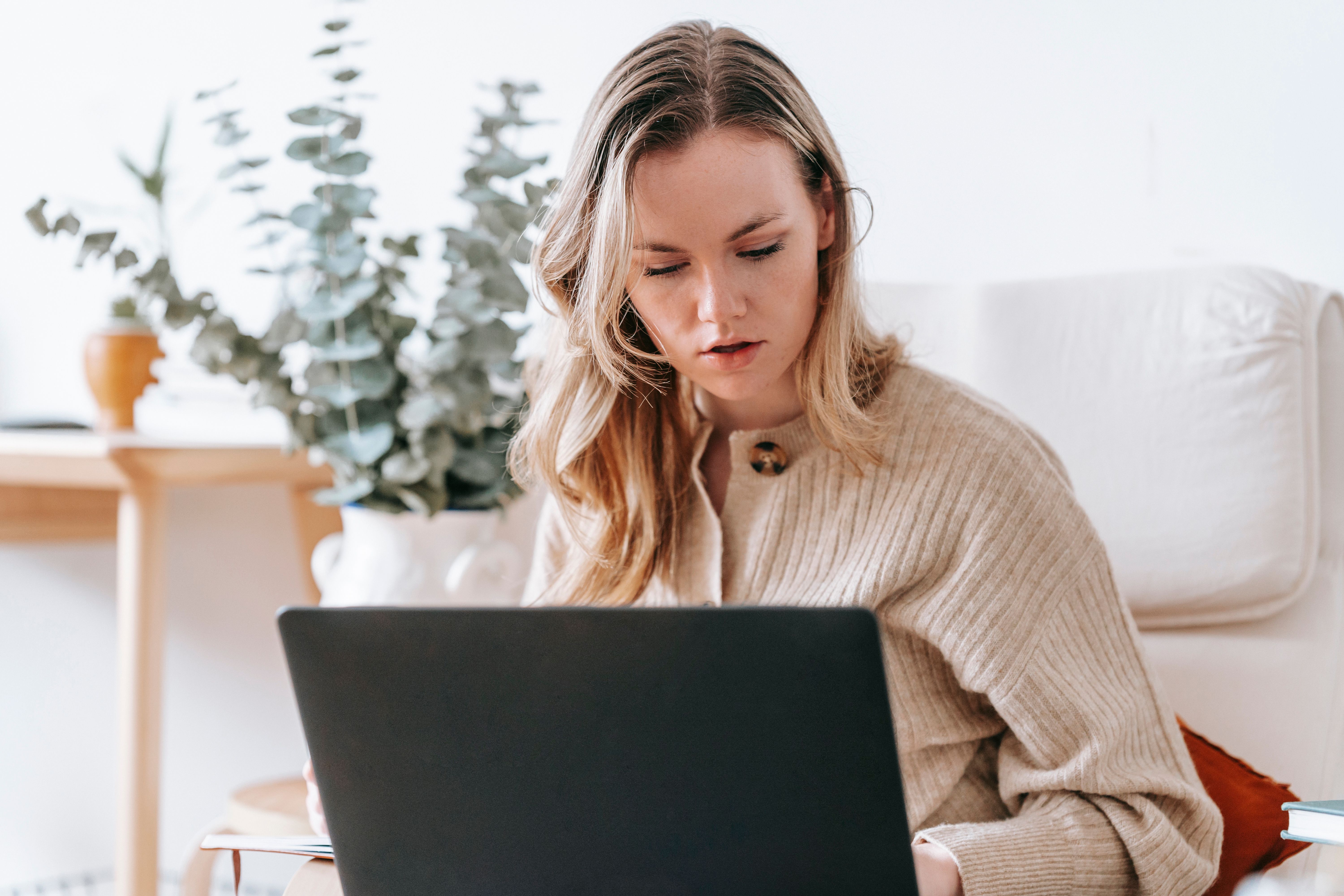 AI Act zmieni briefy dla freelancerów, firmy zaczną pytać o użycie sztucznej inteligencji
