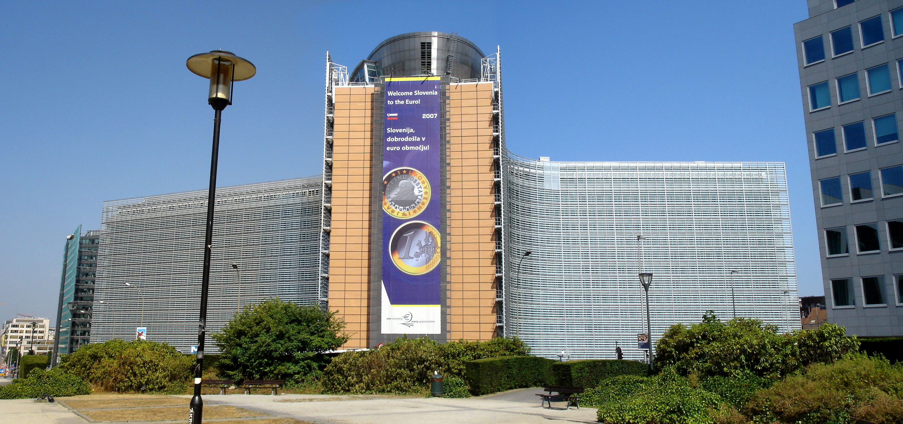 Apple wycofuje Siri AI z Europy, Google grozi bojkotem nakazów Komisji Europejskiej