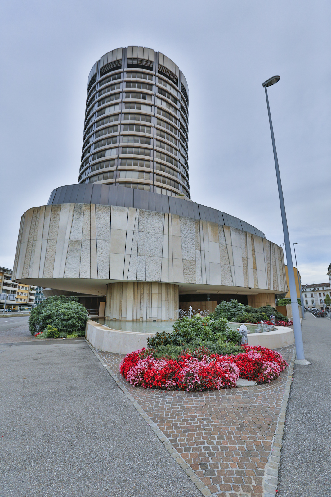 BIS ostrzega: sztuczna inteligencja komplikuje bankom centralnym ocenę inflacji