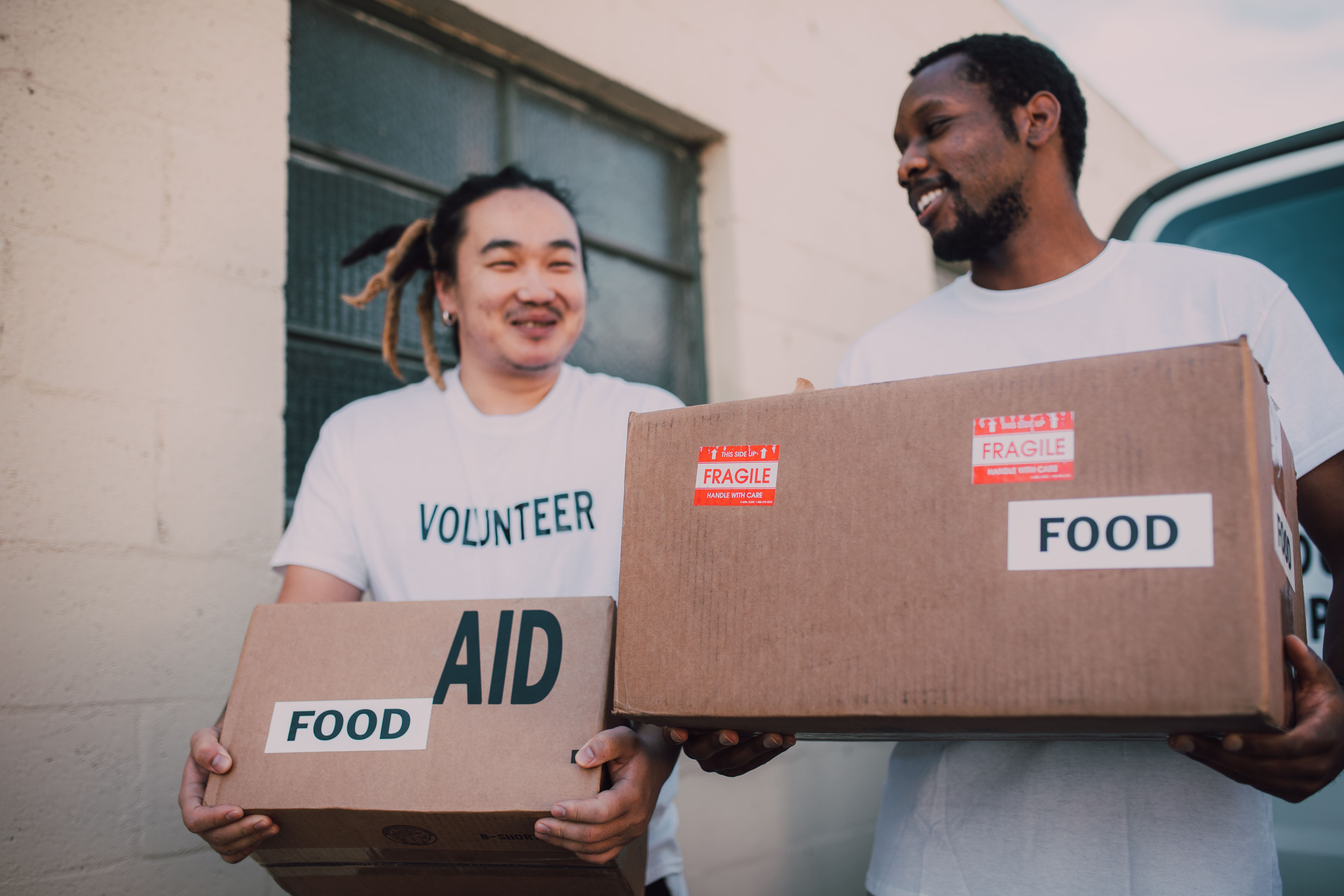 Cloudera i Mercy Corps wdrażają agentową AI opartą na Claude do pracy humanitarnej