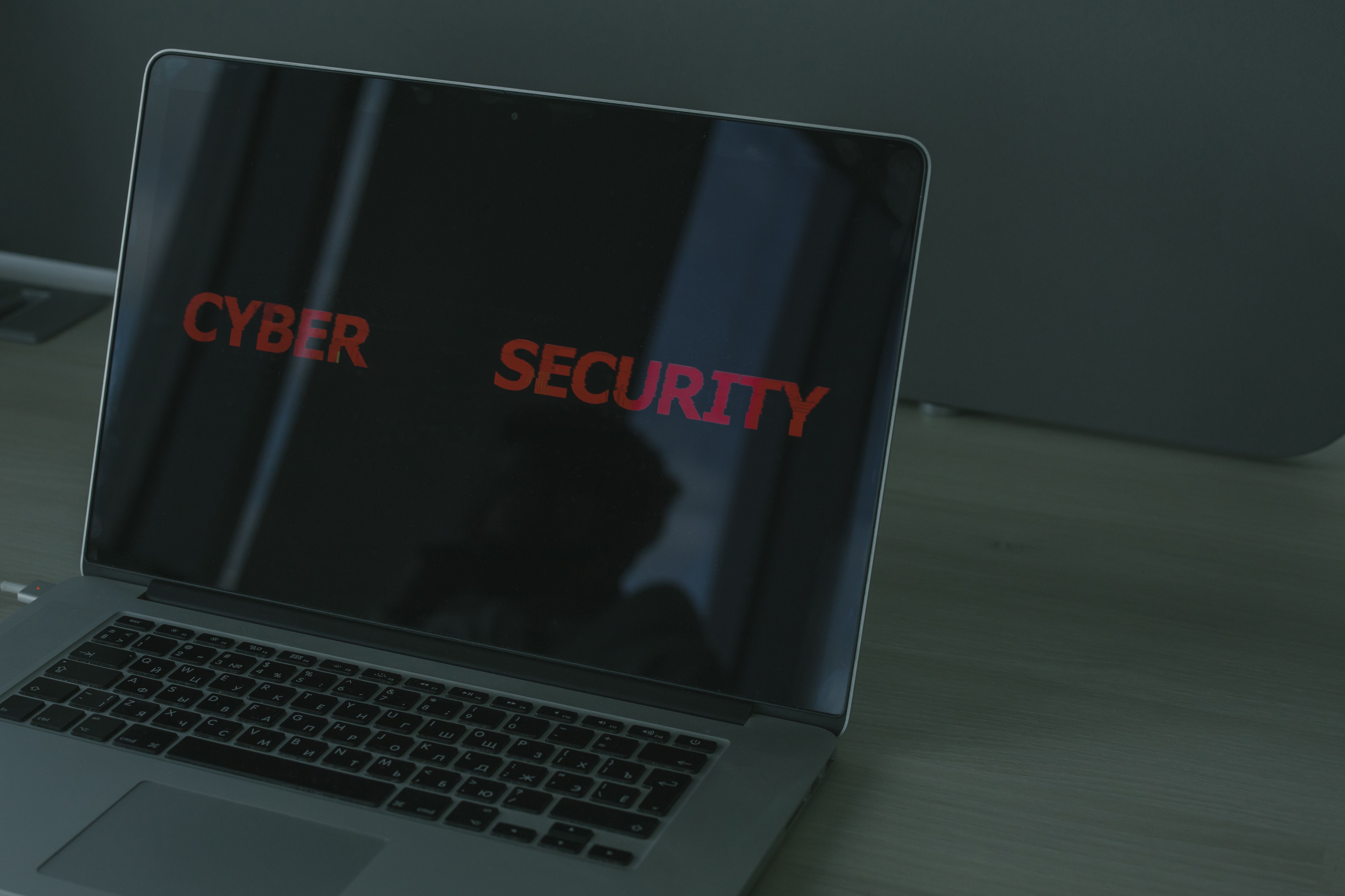 Cyberprzestępcy z AI atakują łańcuchy dostaw w transporcie i logistyce