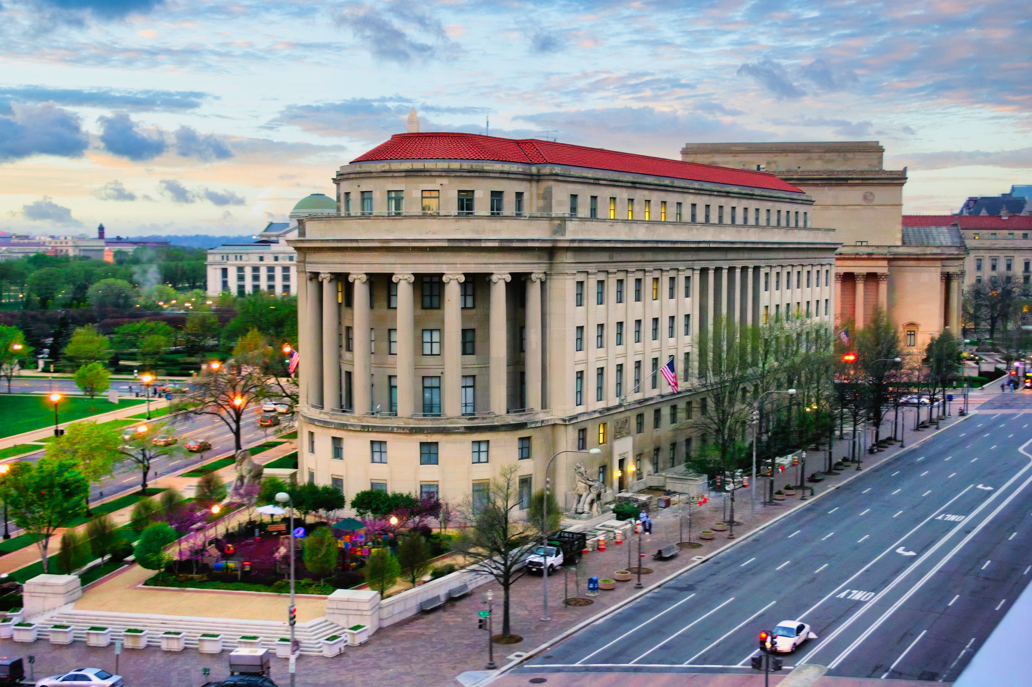 FTC ostrzega: ukryte sterowanie ideologiczne chatbotów AI może łamać prawo federalne USA
