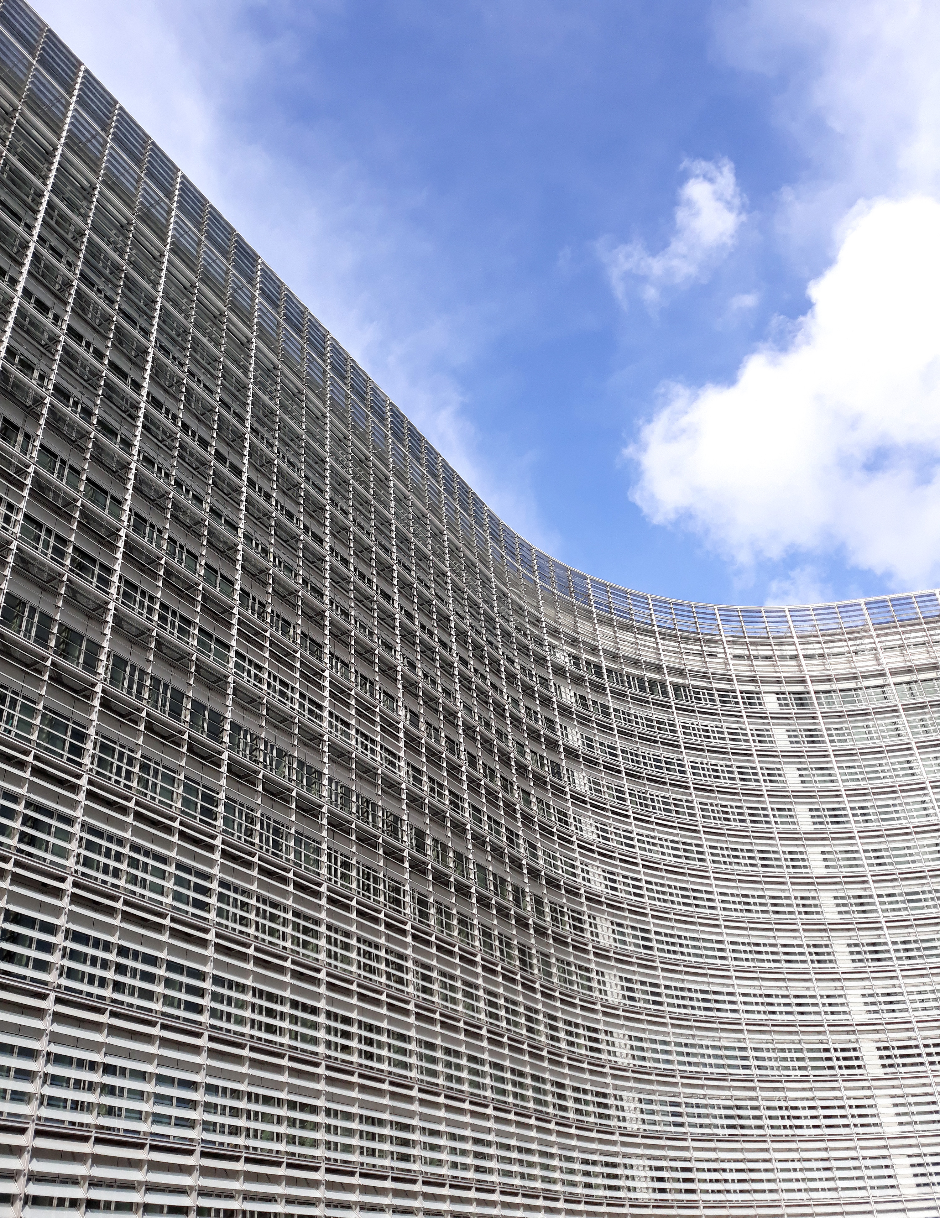 Komisja Europejska od 2 sierpnia zacznie karać twórców najpotężniejszych modeli AI
