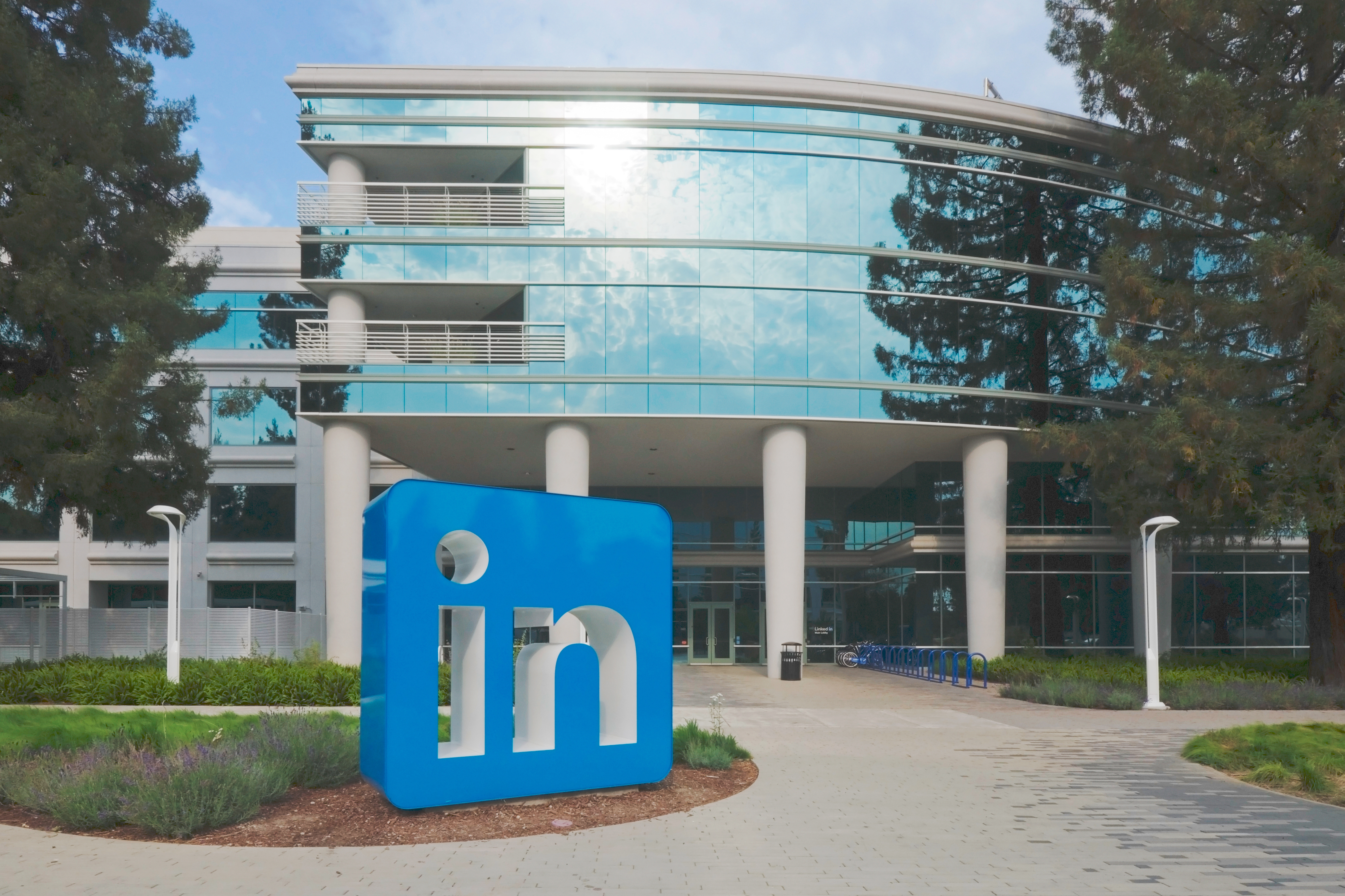 LinkedIn wprowadza przycisk zgłaszania „papki AI” w postach