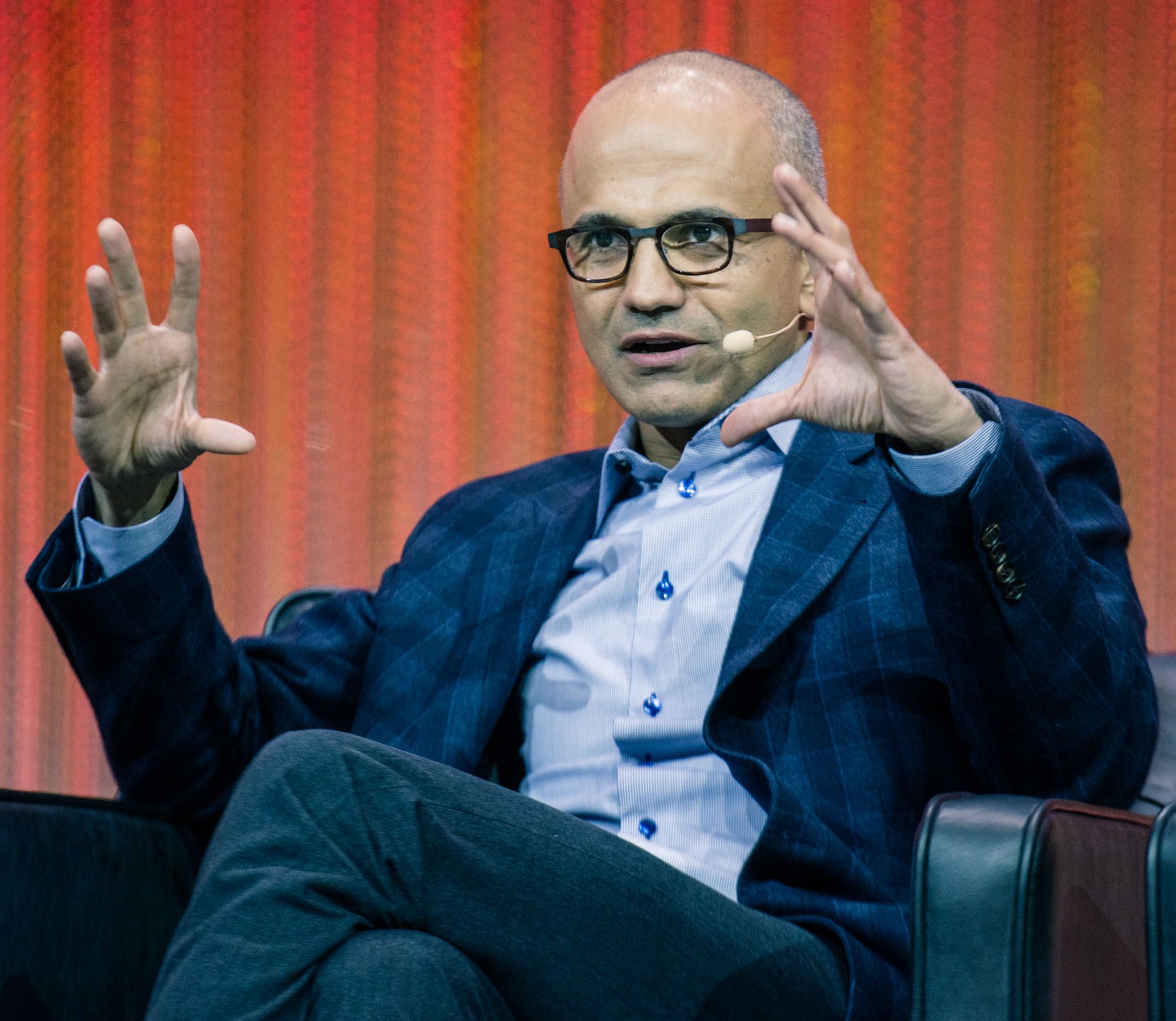 Nadella oskarża Anthropic o hipokryzję w sprawie destylacji modeli AI