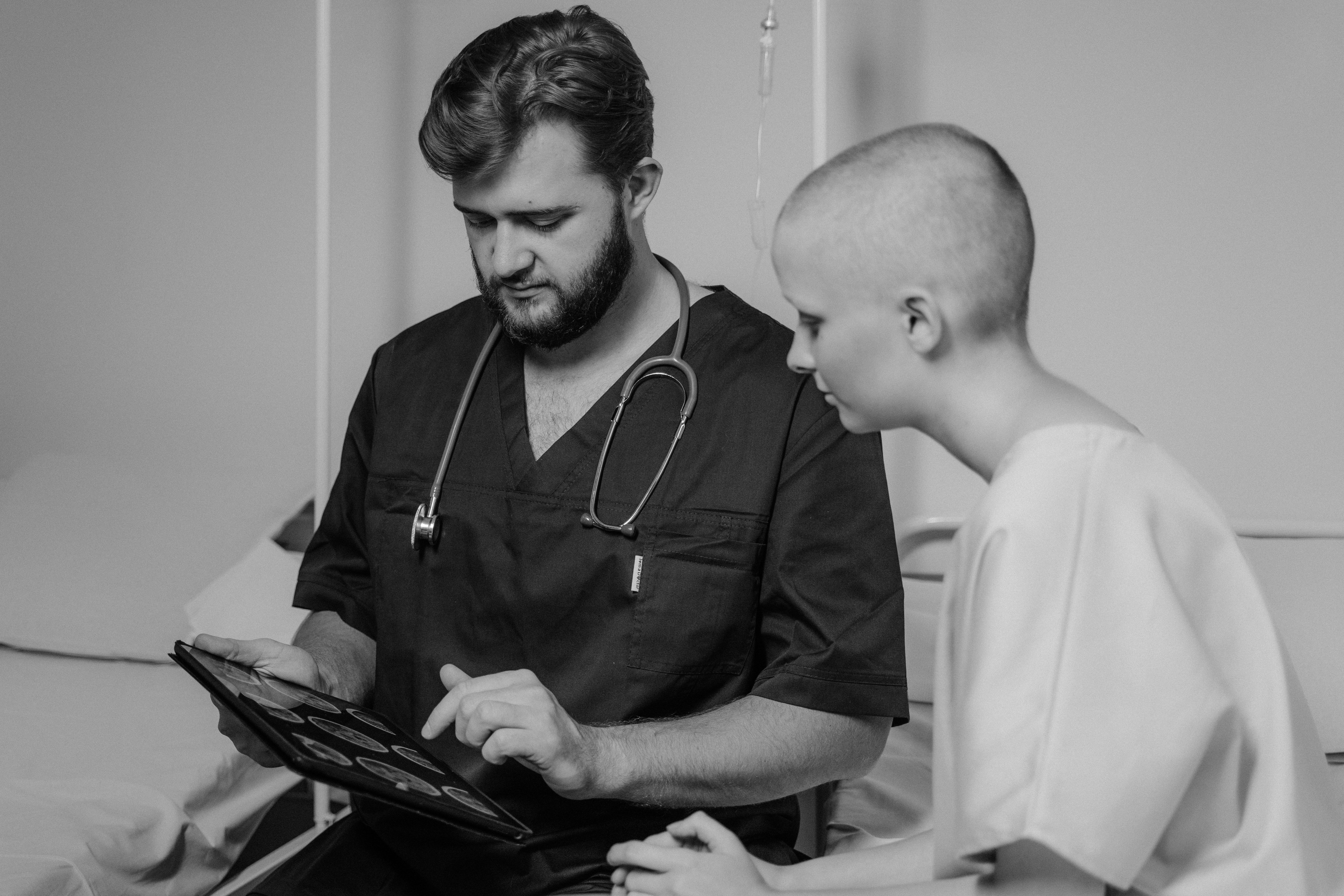 Pacjenci trzy razy chętniej ufają AI w portalu przychodni niż publicznym chatbotom