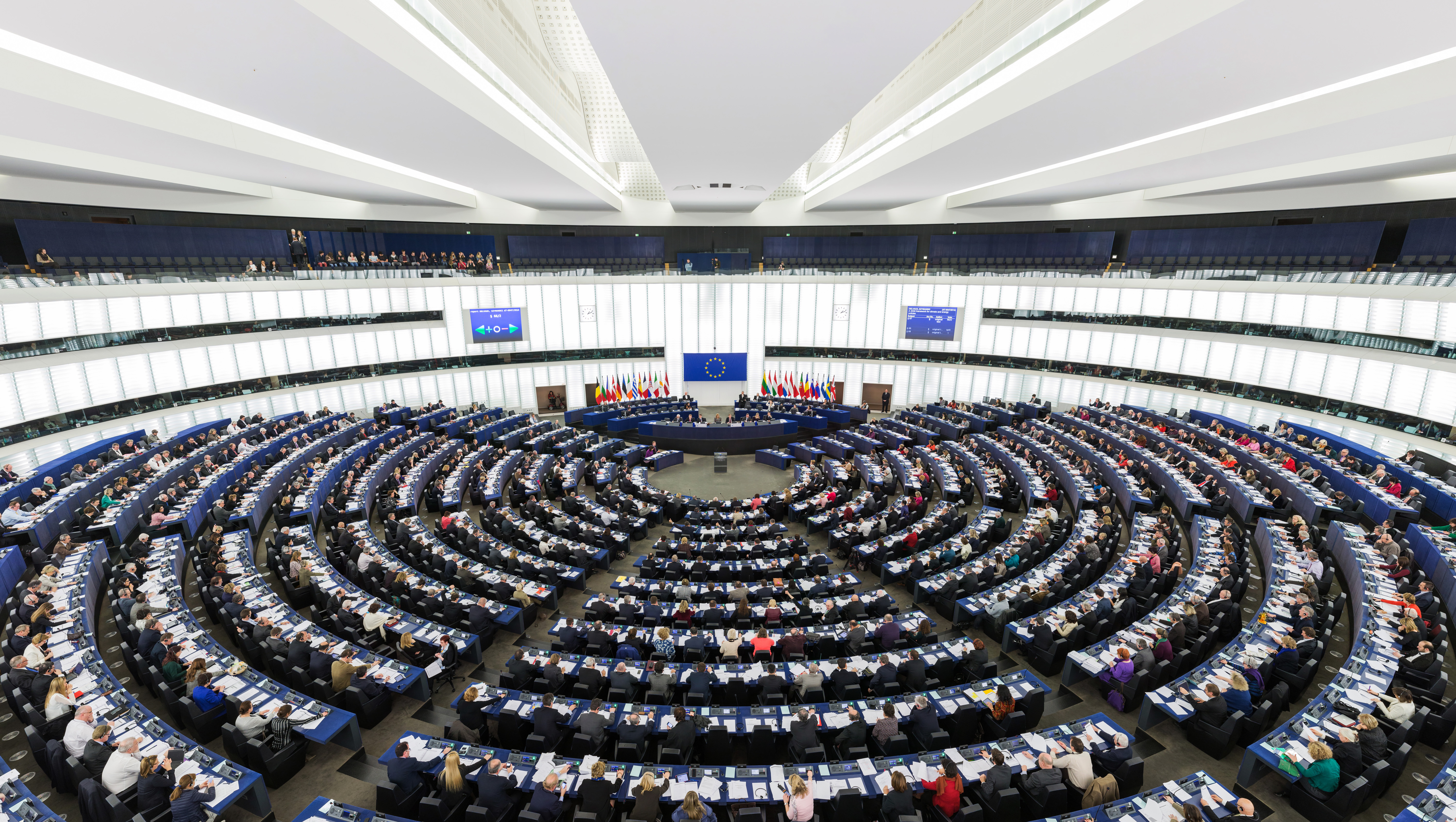 Parlament Europejski przesuwa terminy AI Act, systemy wysokiego ryzyka poczekają do 2027 roku