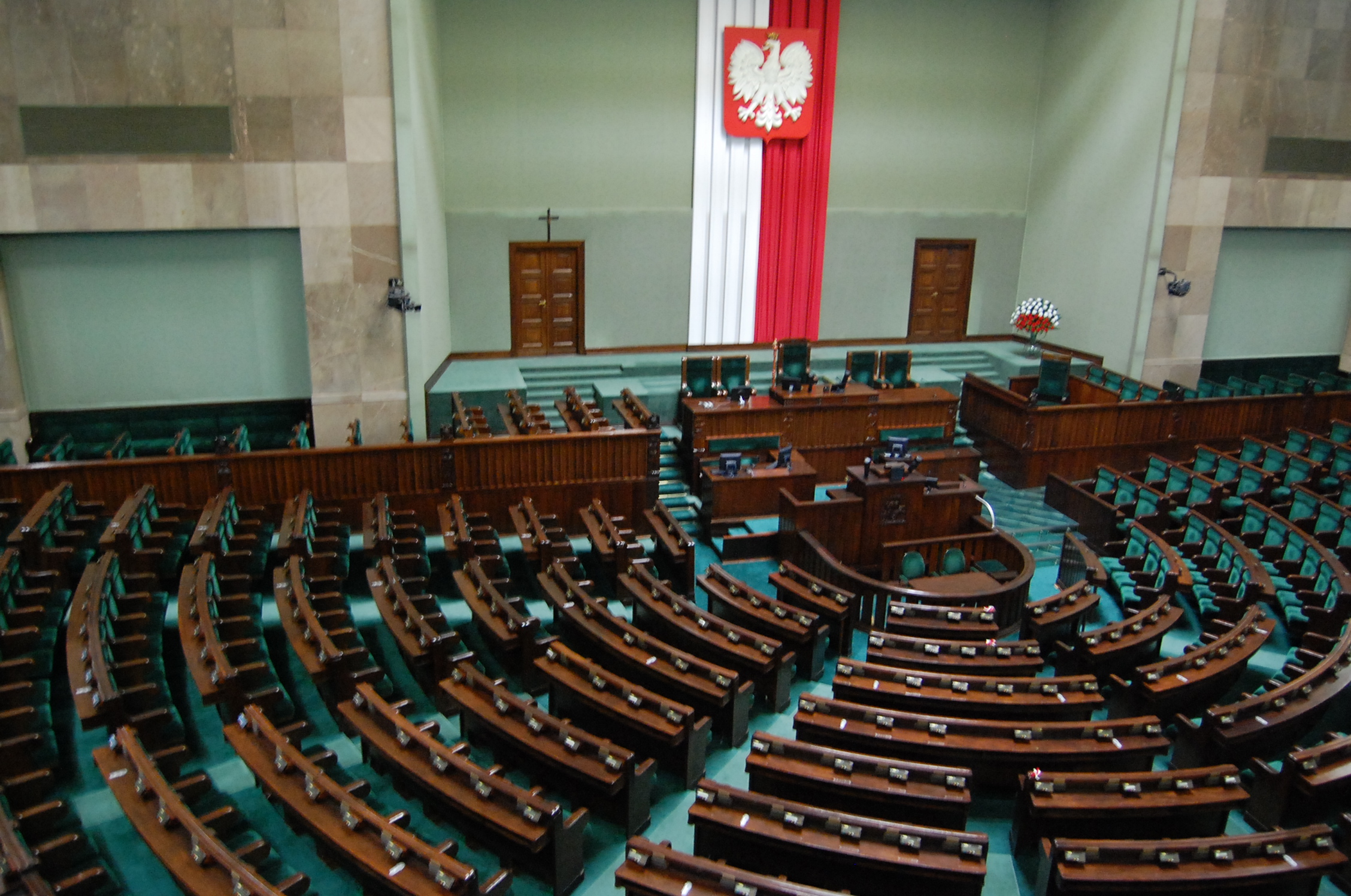 Sejm kończy prace nad ustawą o AI, nowa komisja dostanie prawo karania firm