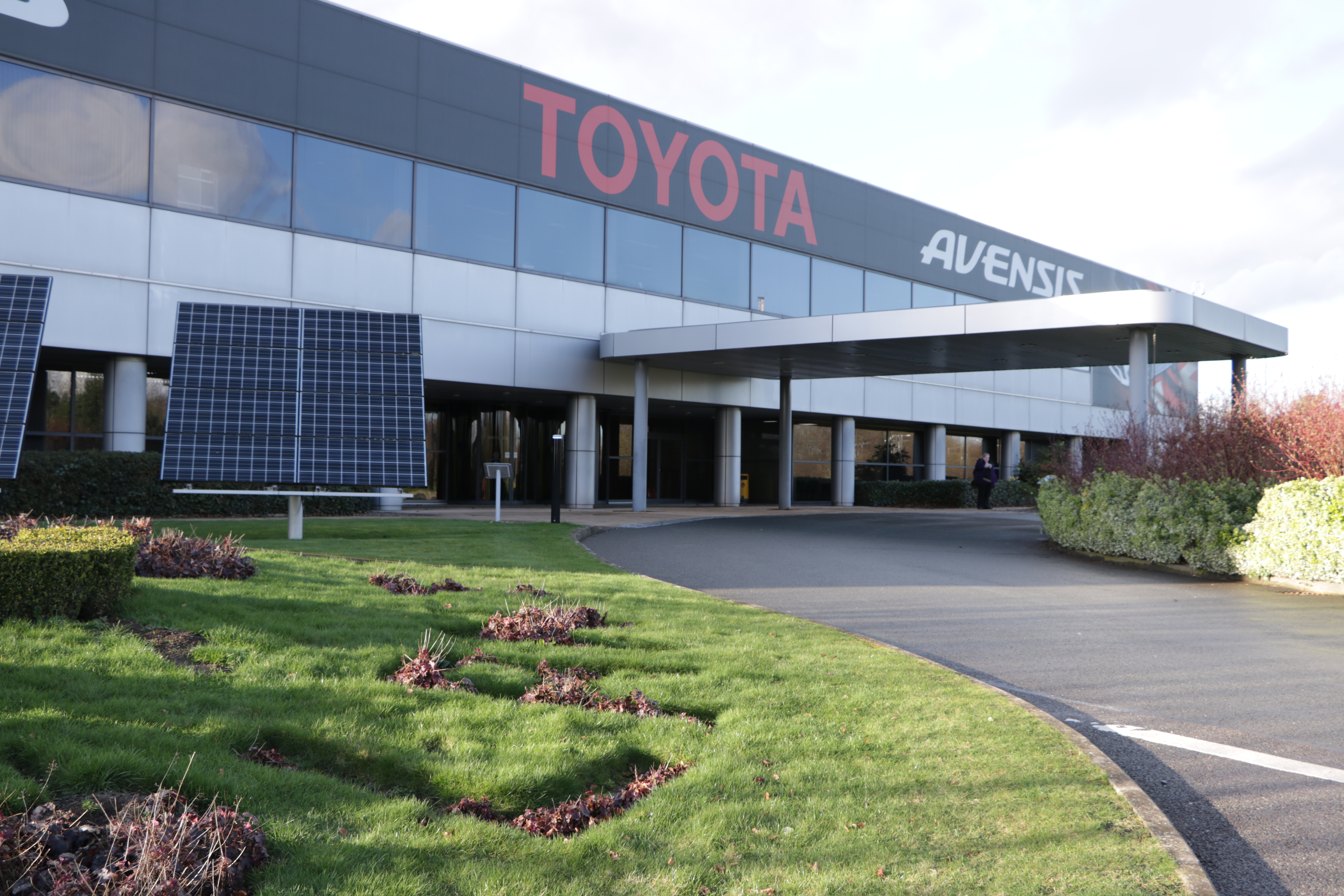 Prezes Toyoty: część ludzkich umiejętności w fabrykach nie da się zastąpić robotami