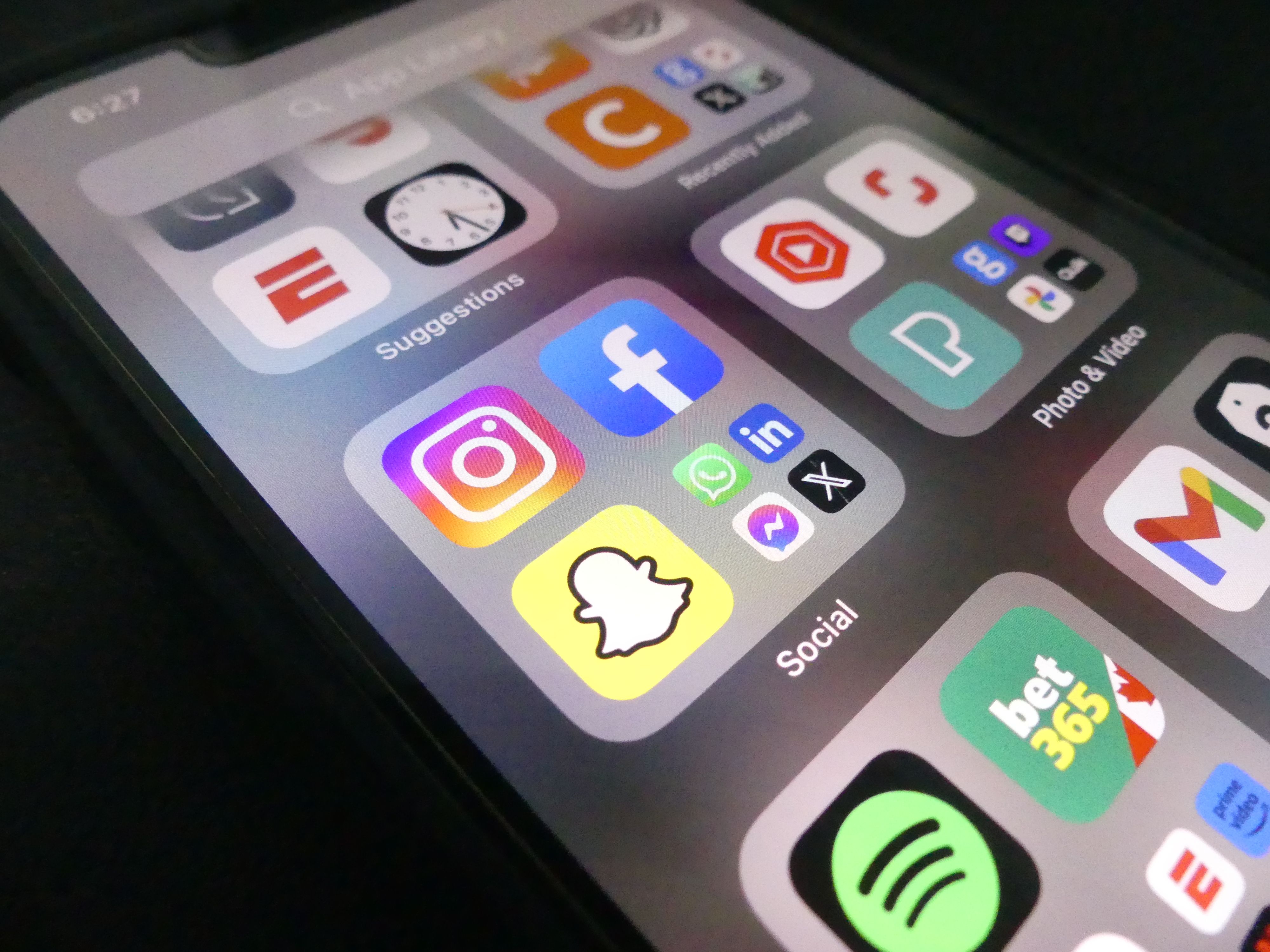 TikTok oznaczył ponad 3 miliardy filmów jako treści AI i dołącza do komitetu C2PA