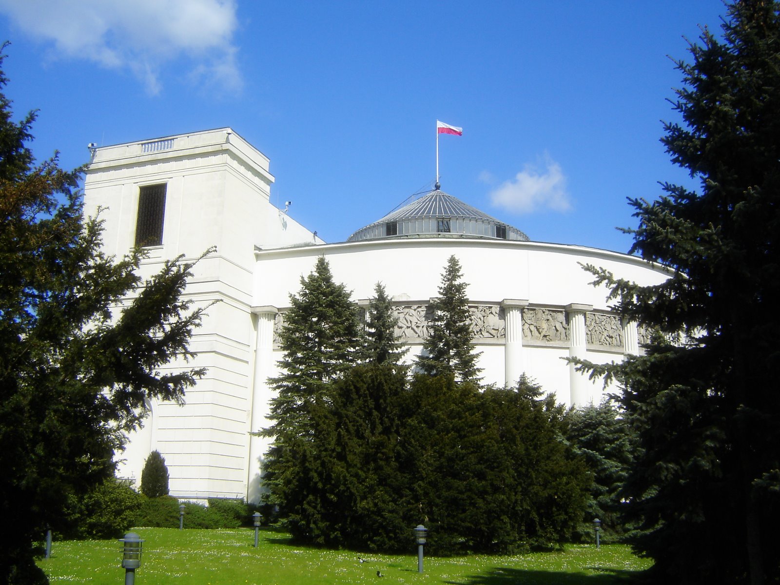 Urzędy nie wiedzą, czy korzystają z AI, a ustawa wchodzi w życie za miesiąc